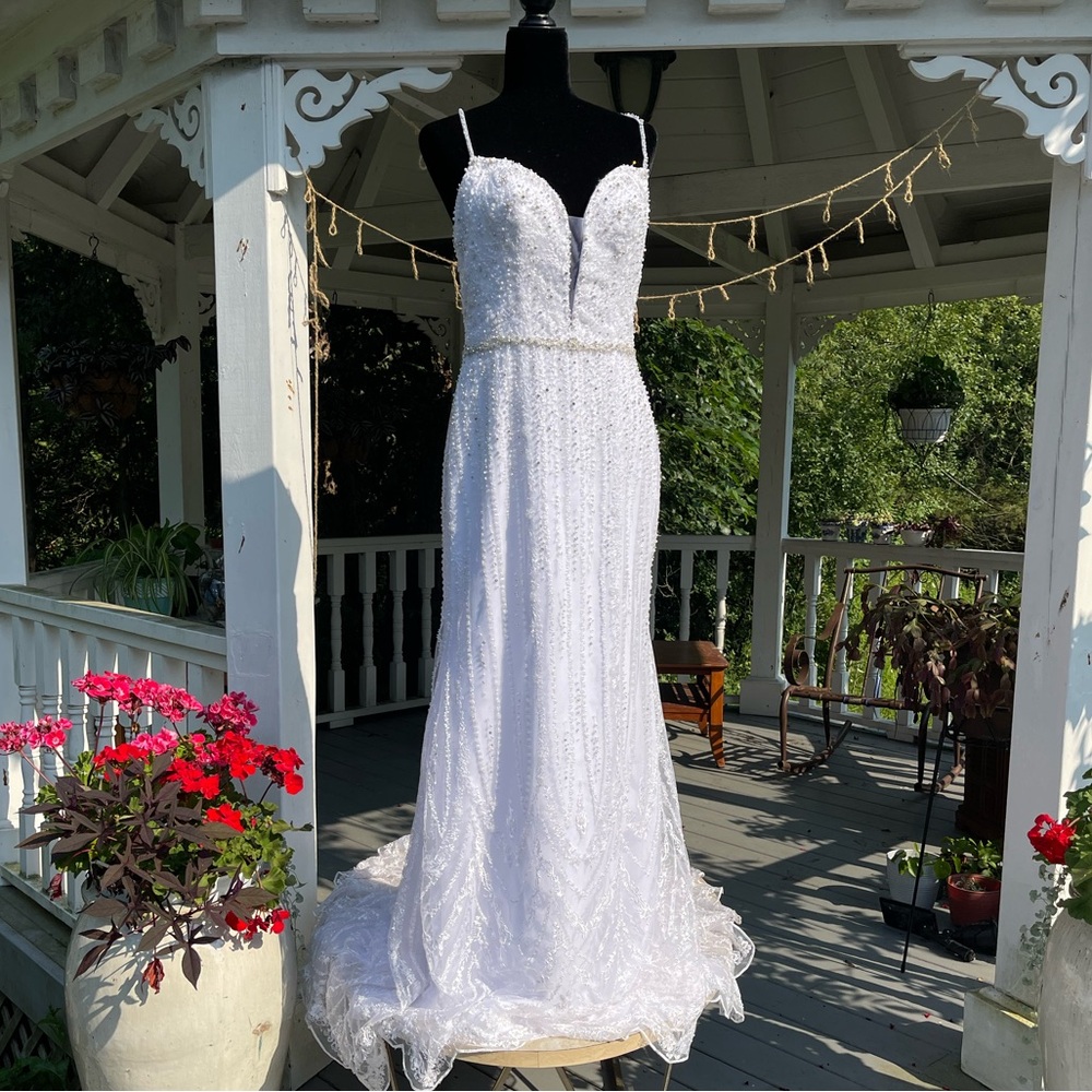 Absolutely beautiful low-cut wedding dress perfect for any venue